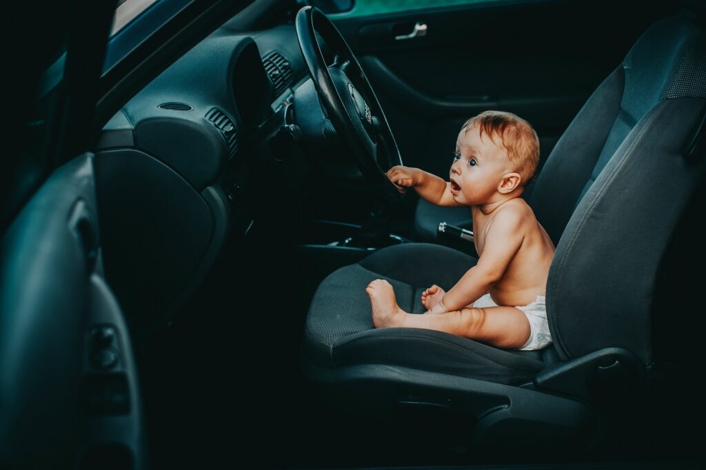 運転席に座る赤ちゃん