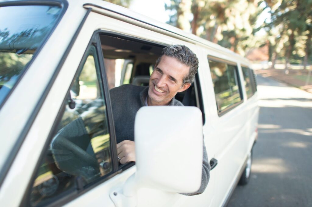 車から顔を出す男性