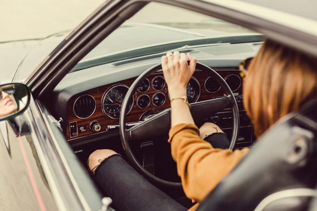 運転席でハンドルを握る女性